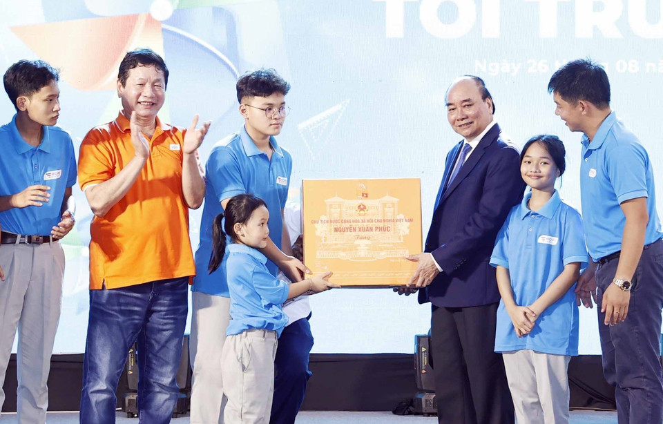 Chủ tịch nước Nguyễn Xuân Phúc tặng quà cho trường tiểu học, trung học cơ sở và trung học phổ thông Hy Vọng. (Ảnh: Thống Nhất/TTXVN)