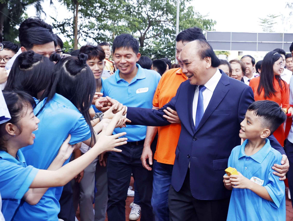 Chủ tịch nước Nguyễn Xuân Phúc với học sinh trường tiểu học, THCS và THPT Hy Vọng. (Ảnh: Thống Nhất/TTXVN)