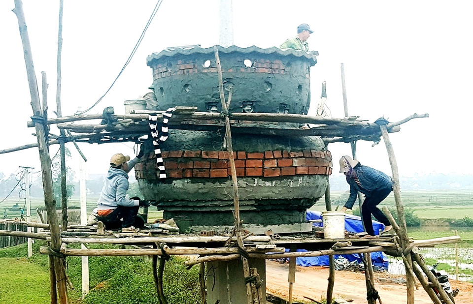 Ngoài cây thông Noel làm bằng nồi đất người dân tại giáo xứ Phú Mỹ cũng đã quyên góp xây dựng một chiếc nồi đất trên đường đi vào nhà thờ để làm biển chỉ dẫn. (Ảnh: Mai Mạnh/Vietnam+)