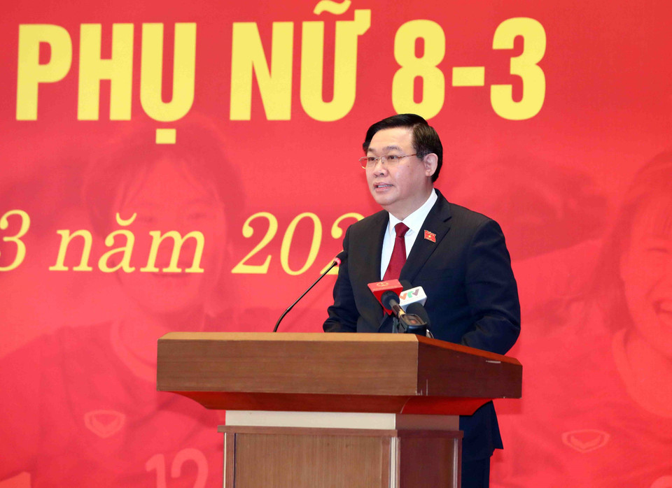 Chủ tịch Quốc hội Vương Đình Huệ phát biểu chúc mừng Đội tuyển bóng đá nữ quốc gia. (Ảnh: Phạm Kiên/TTXVN)