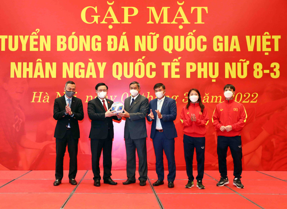 Đội tuyển nữ quốc gia tặng quả bóng có chữ ký của Ban huấn luyện và các cầu thủ cho Chủ tịch Quốc hội Vương Đình Huệ. (Ảnh: Phạm Kiên/TTXVN)