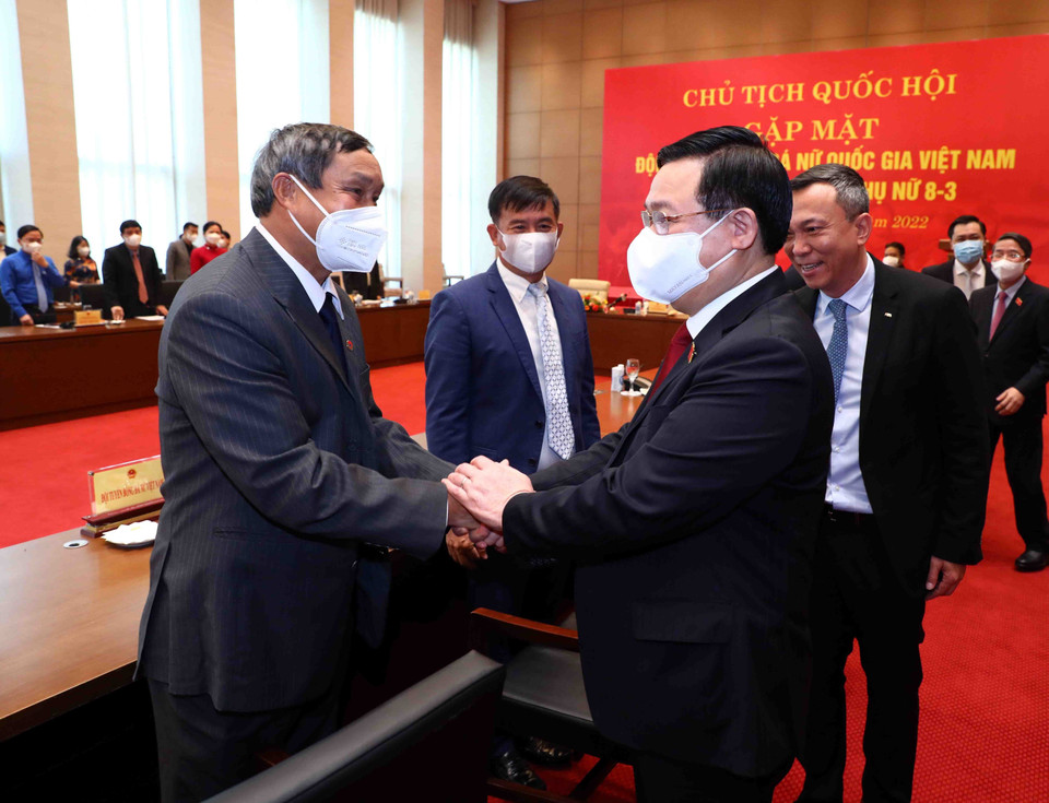 Chủ tịch Quốc hội Vương Đình Huệ thăm hỏi và chúc mừng Huấn luyện viên trưởng Mai Đức Chung. 