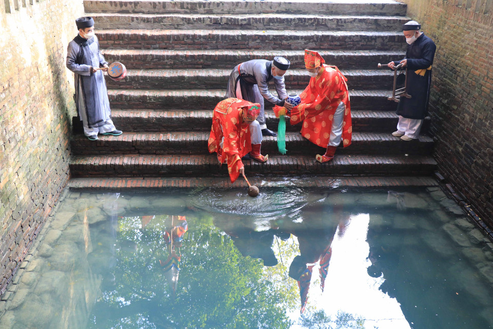  Đoàn rước gồm các cụ trong đội tế, rước kiệu từ Đền Vua bà sang Đền Cùng giếng ngọc lấy nước và sau đó rước về Đền Vua bà để thờ. (Ảnh: Thanh Thương/TTXVN)