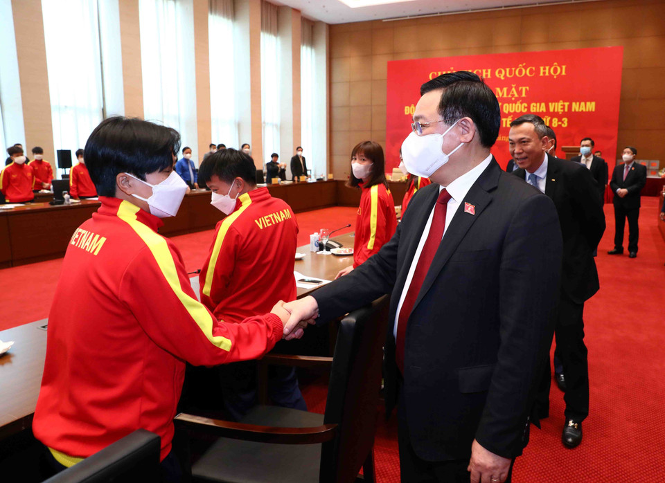 Chủ tịch Quốc hội Vương Đình Huệ thăm hỏi, chúc mừng Ban huấn luyện và các cầu thủ đội tuyển bóng đá nữ. (Ảnh: Phạm Kiên/TTXVN)