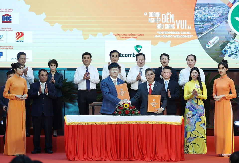 Lễ ký biên bản ghi nhớ đầu tư giữa tỉnh Hậu Giang và các doanh nghiệp, nhà đầu tư. (Ảnh: Dương Giang/TTXVN)