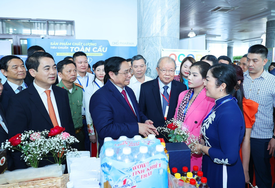 Thủ tướng Phạm Minh Chính thăm các gian hàng nông sản trưng bày tại Hội nghị xúc tiến đầu tư tỉnh Hậu Giang năm 2022. (Ảnh: Dương Giang/TTXVN)