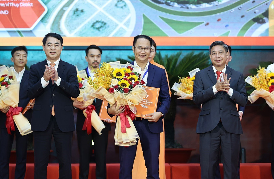 Lễ trao chủ trương đầu tư và chứng nhận đăng ký đầu tư vào Hậu Giang giữa tỉnh Hậu Giang và các doanh nghiệp, nhà đầu tư. (Ảnh: Dương Giang/TTXVN)