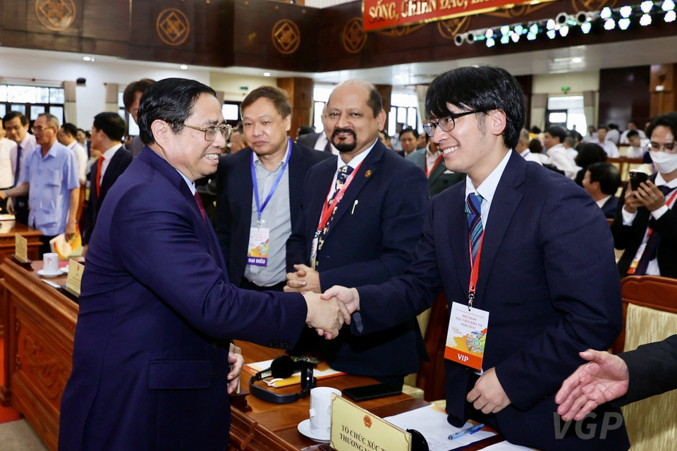Thủ tướng Phạm Minh Chính với các đại biểu dự Hội nghị xúc tiến đầu tư tỉnh Hậu Giang năm 2022. (Ảnh: Dương Giang/TTXVN)