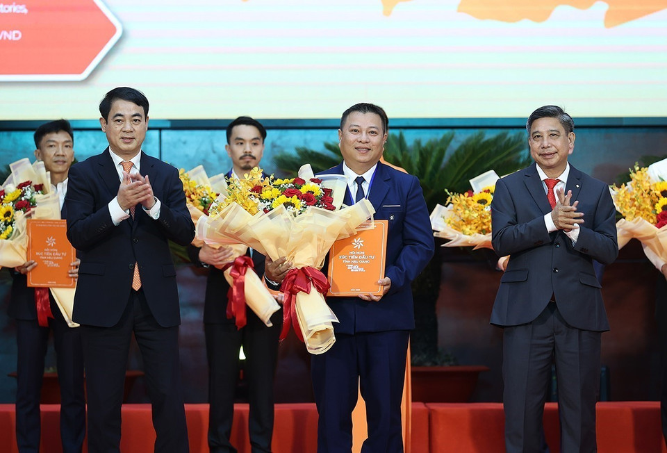 Lễ trao chủ trương đầu tư và chứng nhận đăng ký đầu tư vào Hậu Giang giữa tỉnh Hậu Giang và các doanh nghiệp, nhà đầu tư. (Ảnh: Dương Giang/TTXVN)