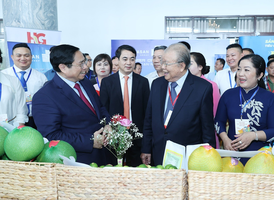 Thủ tướng Phạm Minh Chính trao đổi với giáo sư, tiến sỹ, nhà khoa học thuộc lĩnh vực nông nghiệp Võ Tòng Xuân khi đi thăm các gian hàng nông sản trưng bày tại Hội nghị xúc tiến đầu tư tỉnh Hậu Giang năm 2022. (Ảnh: Dương Giang/TTXVN)