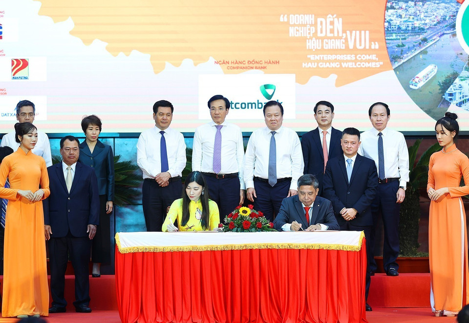 Lễ ký biên bản ghi nhớ đầu tư giữa tỉnh Hậu Giang và các doanh nghiệp, nhà đầu tư. (Ảnh: Dương Giang/TTXVN)