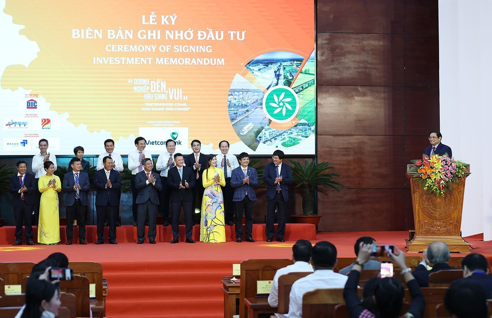 Thủ tướng Phạm Minh Chính giao nhiệm vụ cho lãnh đạo tỉnh Hậu Giang và các doanh nghiệp, nhà đầu tư. (Ảnh: Dương Giang/TTXVN)