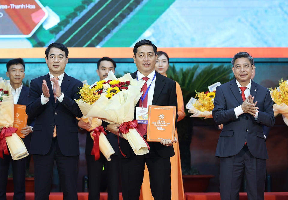 Lễ trao chủ trương đầu tư và chứng nhận đăng ký đầu tư vào Hậu Giang giữa tỉnh Hậu Giang và các doanh nghiệp, nhà đầu tư. (Ảnh: Dương Giang/TTXVN)