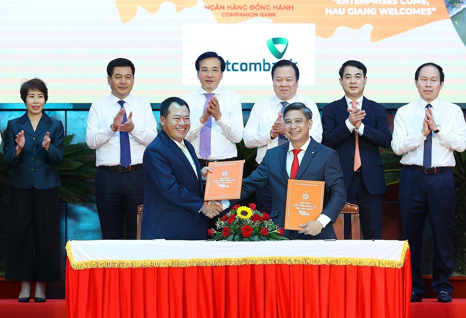 Lễ ký biên bản ghi nhớ đầu tư giữa tỉnh Hậu Giang và các doanh nghiệp, nhà đầu tư. (Ảnh: Dương Giang/TTXVN)