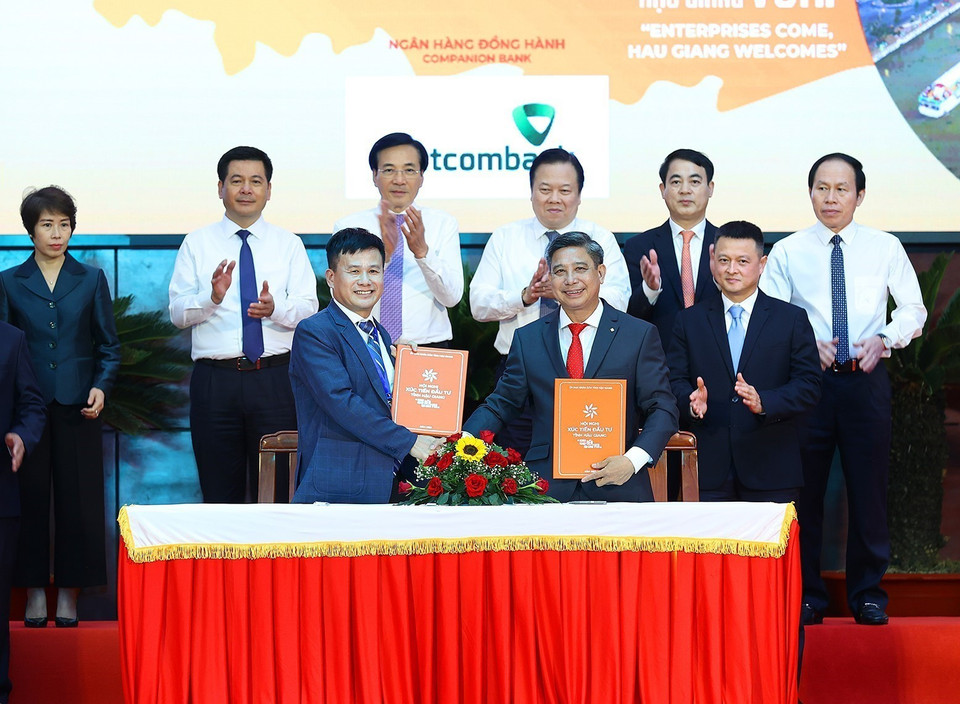 Lễ ký biên bản ghi nhớ đầu tư giữa tỉnh Hậu Giang và các doanh nghiệp, nhà đầu tư. (Ảnh: Dương Giang/TTXVN)