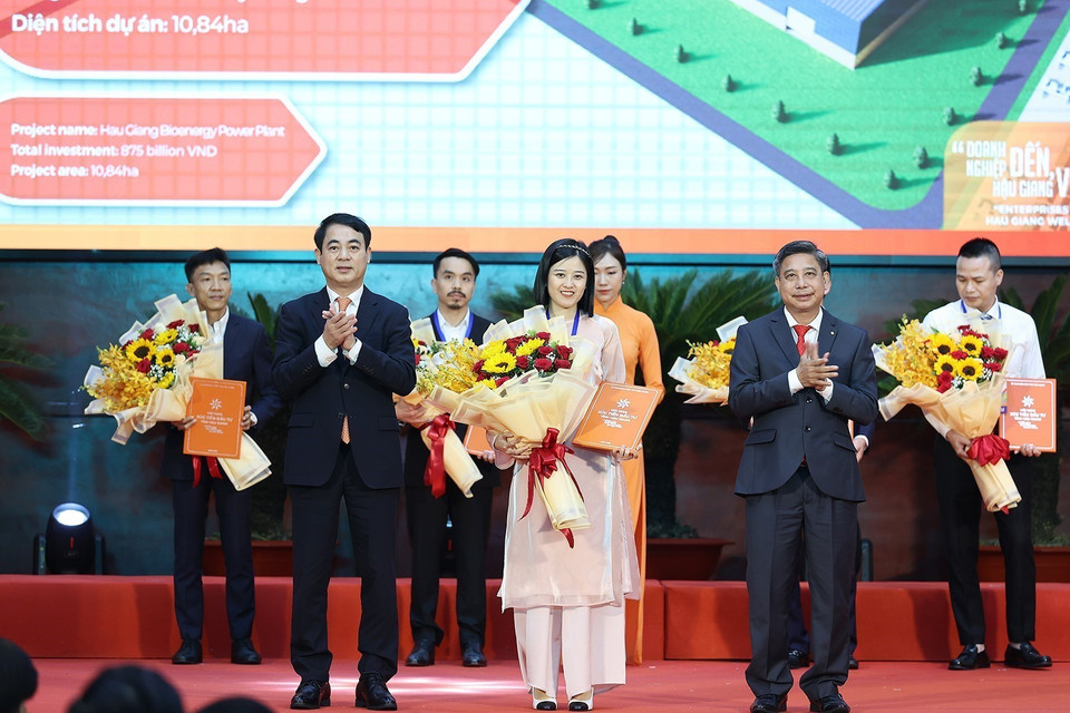 Lễ trao chủ trương đầu tư và chứng nhận đăng ký đầu tư vào Hậu Giang giữa tỉnh Hậu Giang và các doanh nghiệp, nhà đầu tư. (Ảnh: Dương Giang/TTXVN)