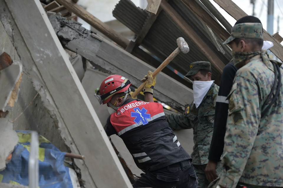 Lực lượng cứu hộ làm nhiệm vụ tại Gauyaquil sau động đất, ngày 17/4. (Nguồn: AFP/TTXVN)