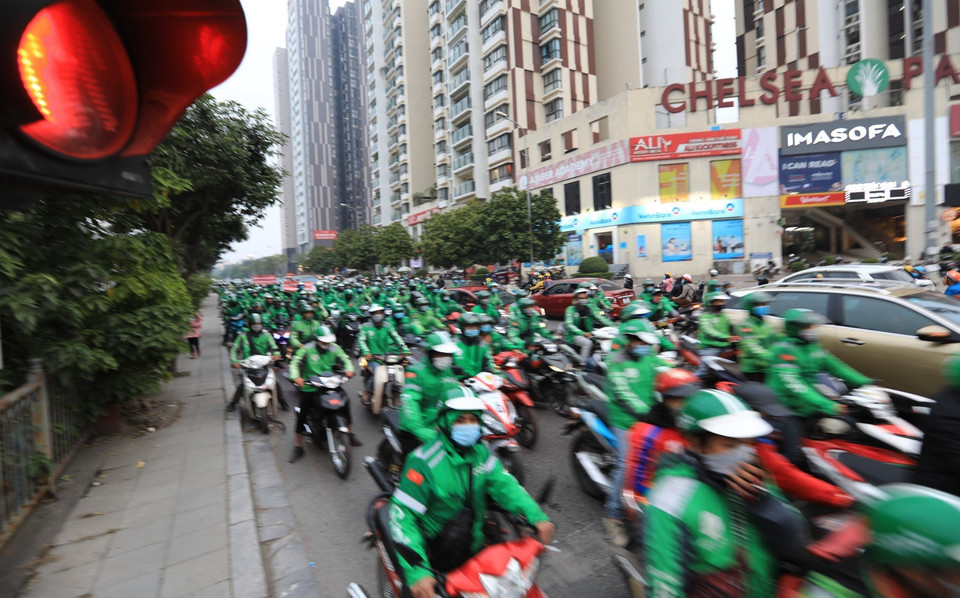 Hàng trăm tài xế Grab tập trung đông đảo diễu hành qua nhiều tuyến phố. (Ảnh: Thành Đạt/TTXVN)