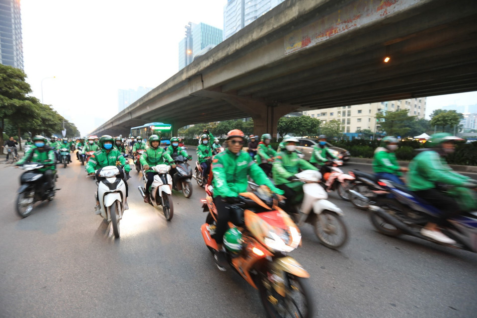 Hàng trăm tài xế Grab tập trung đông đảo diễu hành qua nhiều tuyến phố. (Ảnh: Thành Đạt/TTXVN)
