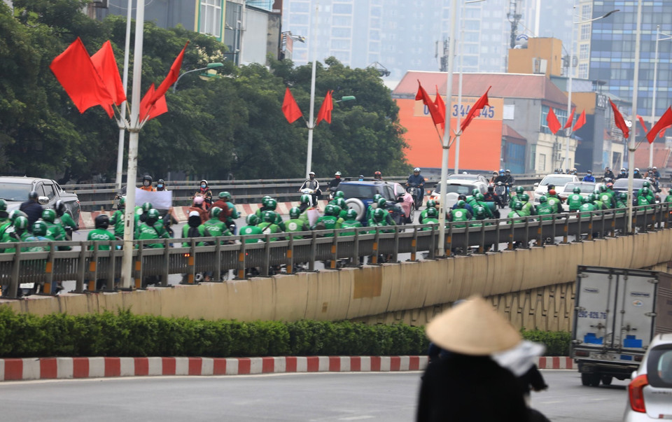 Hàng trăm tài xế Grab tập trung đông đảo diễu hành qua nhiều tuyến phố. (Ảnh: Thành Đạt/TTXVN)