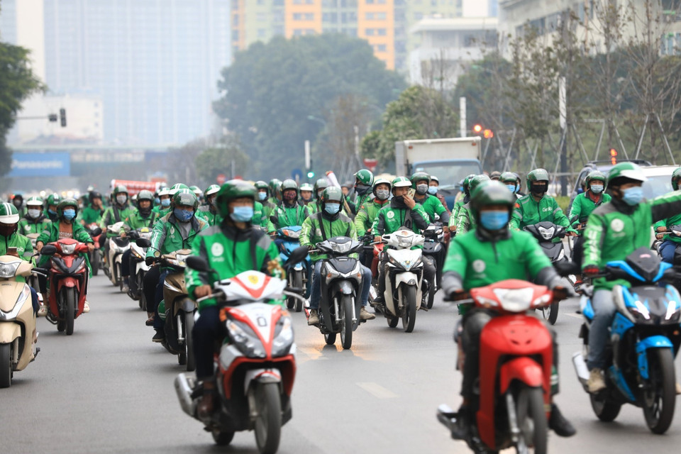 Hàng trăm tài xế Grab tập trung đông đảo diễu hành qua nhiều tuyến phố. (Ảnh: Thành Đạt/TTXVN)