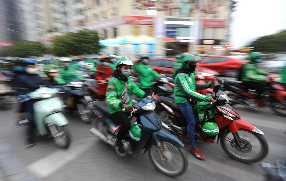 Hàng trăm tài xế Grab tập trung đông đảo diễu hành qua nhiều tuyến phố. (Ảnh: Thành Đạt/TTXVN)