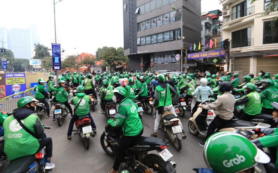 Hàng trăm tài xế Grab tập trung đông đảo diễu hành trên phố Kim Mã. (Ảnh: Thành Đạt/TTXVN)