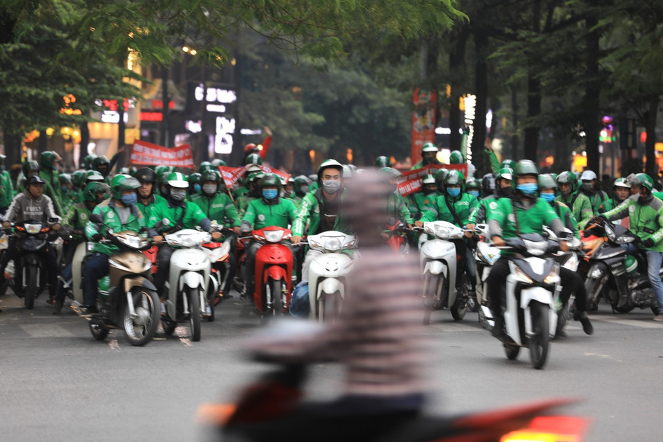 Hàng trăm tài xế Grab tập trung đông đảo diễu hành qua nhiều tuyến phố. (Ảnh: Thành Đạt/TTXVN)