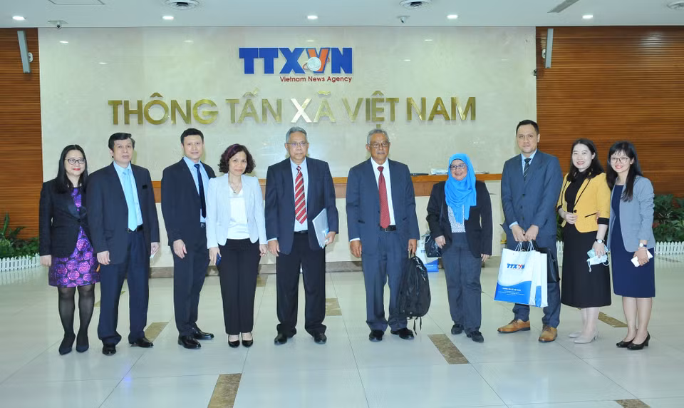 Các đại biểu của Thông tấn xã Việt Nam (TTXVN) và Hãng Thông tấn quốc gia Malaysia (BERNAMA) chụp ảnh chung. (Ảnh: Minh Đức/TTXVN)
