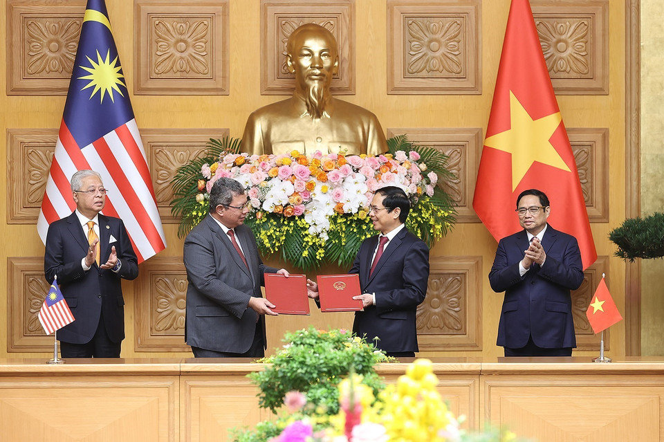 Bộ trưởng Bộ Ngoại giao Bùi Thanh Sơn và Bộ trưởng Ngoại giao Malaysia Dato' Sri Saifuddin bin Abdullah trao đổi Ý định thư về hợp tác giữa Học viện Ngoại giao của Bộ Ngoại giao hai nước. (Ảnh: Dương Giang/TTXVN)