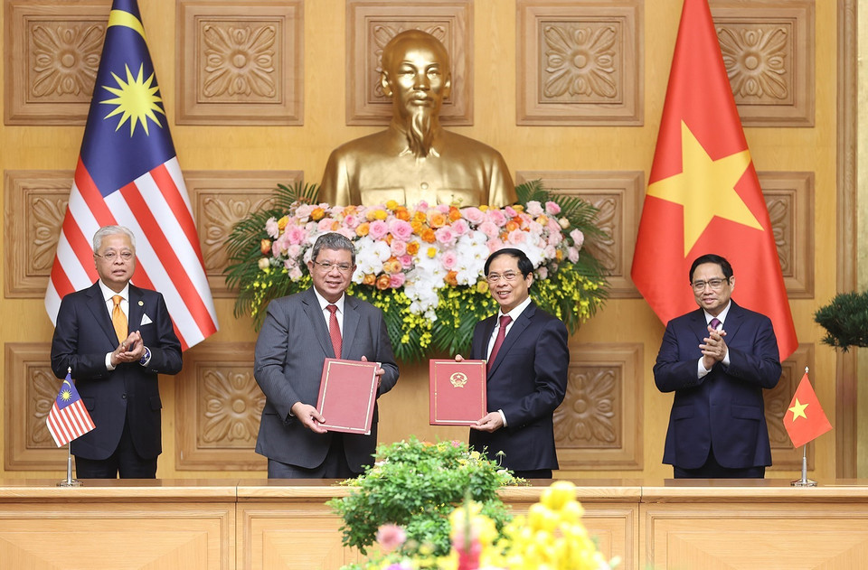 Bộ trưởng Bộ Ngoại giao Bùi Thanh Sơn và Bộ trưởng Ngoại giao Malaysia Dato' Sri Saifuddin bin Abdullah trao đổi Ý định thư về hợp tác giữa Học viện Ngoại giao của Bộ Ngoại giao hai nước. (Ảnh: Dương Giang/TTXVN)