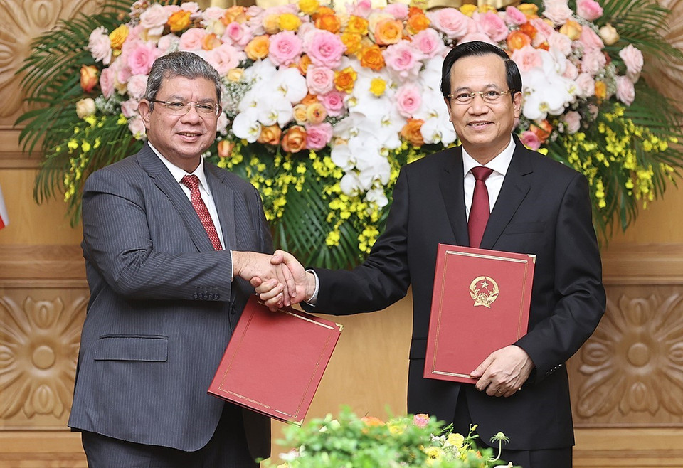 Bộ trưởng Bộ Lao động, Thương binh và Xã hội Đào Ngọc Dung và Bộ trưởng Ngoại giao Malaysia Dato' Sri Saifuddin bin Abdullah trao đổi Bản ghi nhớ giữa Chính phủ Việt Nam và Chính phủ Malaysia về tuyển dụng, việc làm và hồi hương lao động. (Ảnh: Dương Giang/TTXVN)