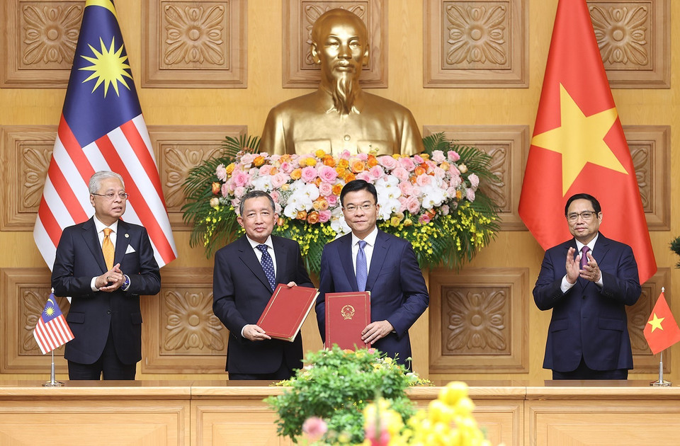 Bộ trưởng Bộ Tư pháp Lê Thành Long và Tổng Chưởng lý Malaysia Tan Sri Idrus Bin Harun trao đổi Bản ghi nhớ giữa Chính phủ Việt Nam và Chính phủ Malaysia về hợp tác pháp luật. (Ảnh: Dương Giang/TTXVN)