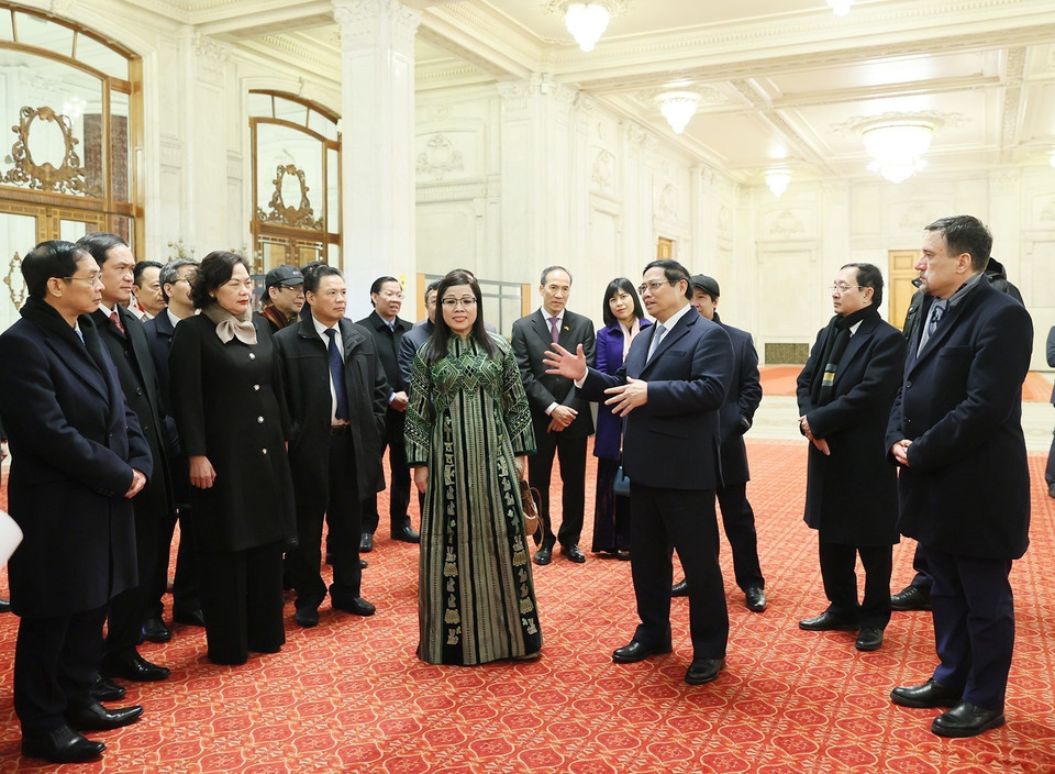 Thủ tướng Phạm Minh Chính và Phu nhân tham quan không gian, kiến trúc Nhà Quốc hội tại thủ đô Bucharest, Romania. (Ảnh: Dương Giang/TTXVN)