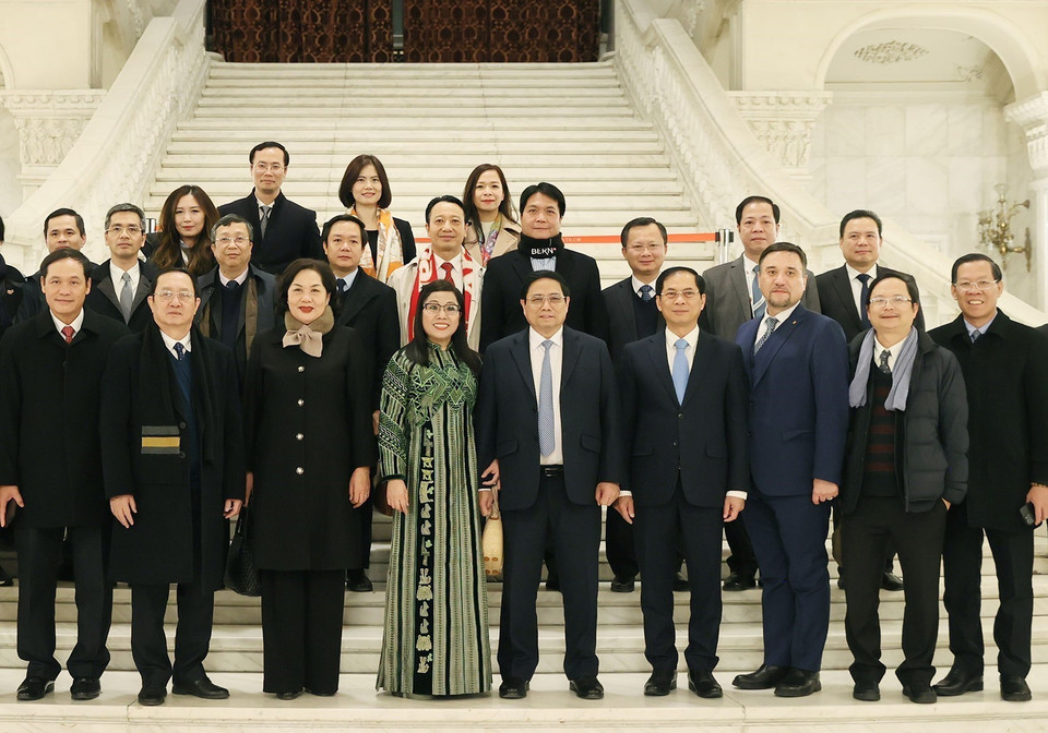 Thủ tướng Phạm Minh Chính và Phu nhân cùng các đại biểu tại Nhà Quốc hội ở thủ đô Bucharest. (Ảnh: Dương Giang/TTXVN)