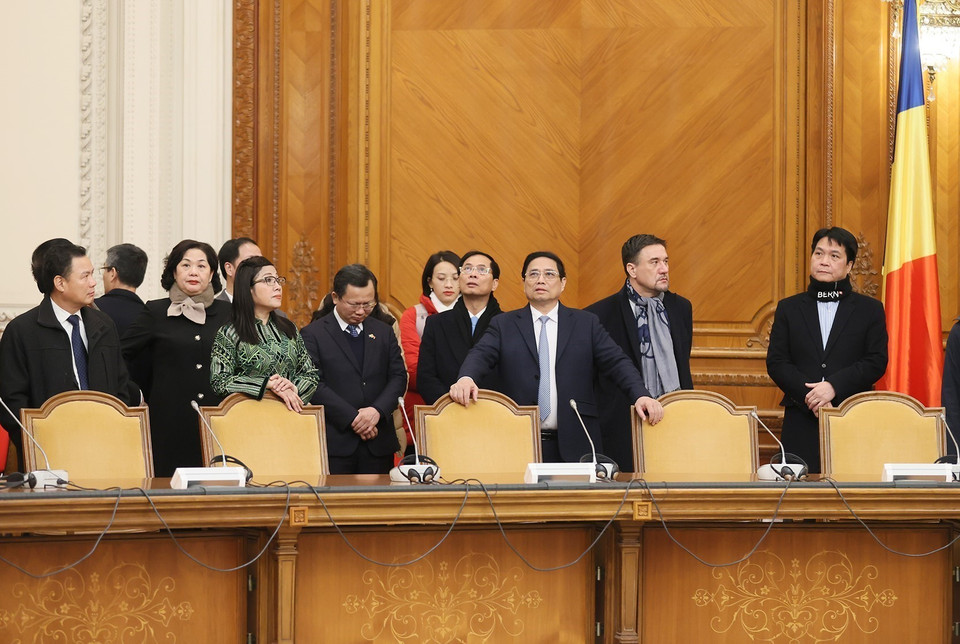 Thủ tướng Phạm Minh Chính và Phu nhân tham quan không gian, kiến trúc Nhà Quốc hội tại thủ đô Bucharest, Romania. (Ảnh: Dương Giang/TTXVN)