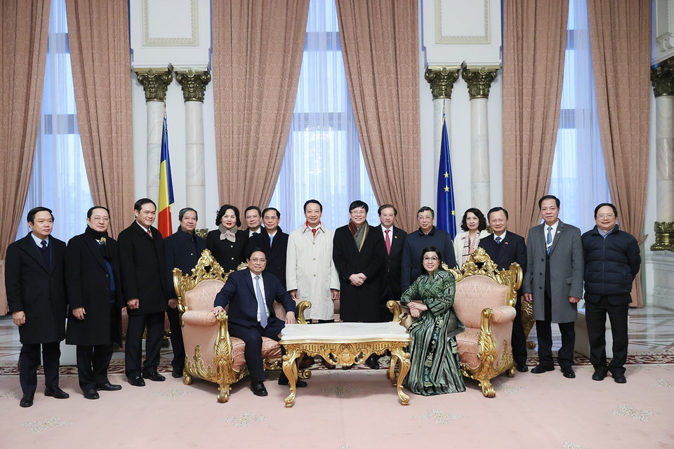 Thủ tướng Phạm Minh Chính và Phu nhân tham quan không gian, kiến trúc Nhà Quốc hội tại thủ đô Bucharest, Romania. (Ảnh: Dương Giang/TTXVN)