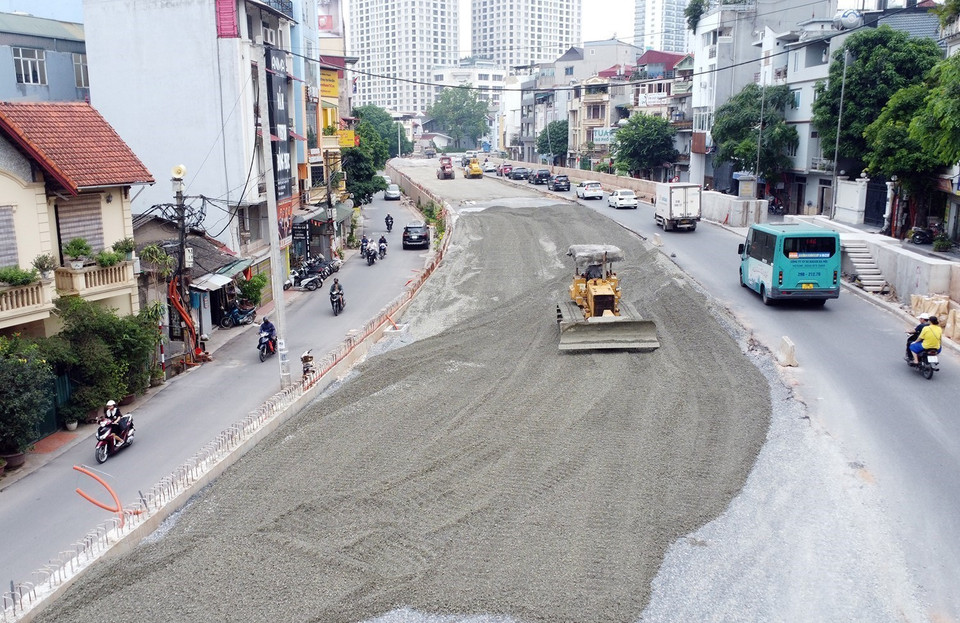 Các phương tiện máy móc san nền đường để kịp thảm nhựa. (Ảnh: Tuấn Anh/TTXVN)