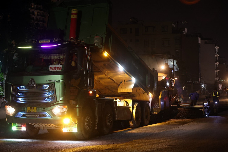 Đoạn từ nút giao chợ hoa Quảng An đến nút giao Xuân Diệu đang được các nhà thầu tiến hành công tác thảm nhựa. (Ảnh: Tuấn Anh/TTXVN)