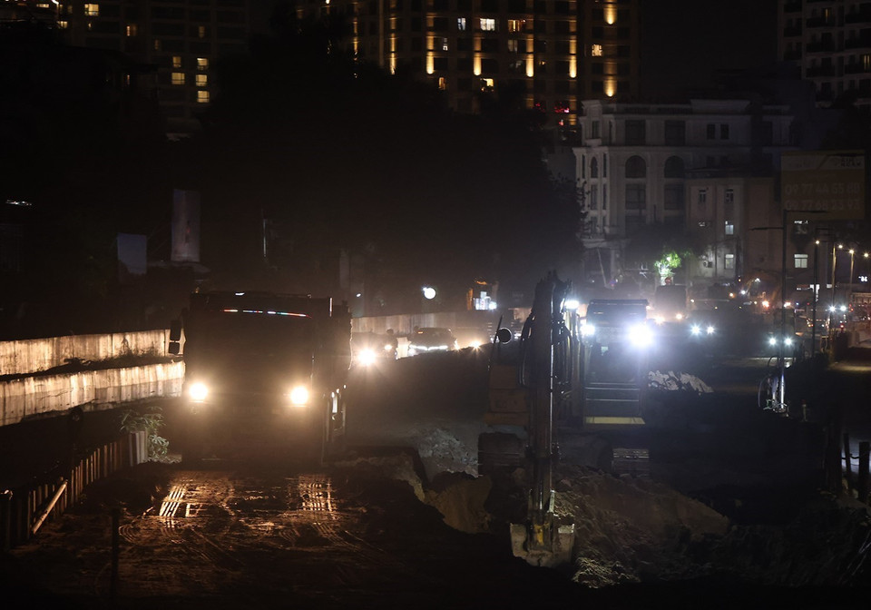 Đơn vị thi công đào bóc lớp mặt đường cũ đoạn nút giao Xuân Diệu đến đường Lạc Long Quân. (Ảnh: Tuấn Anh/ TTXVN)