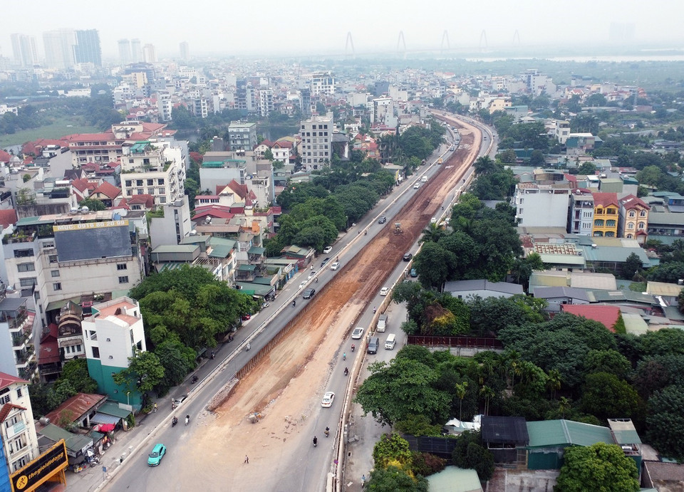 Đoạn 1,6km từ nút giao Xuân Diệu đến Lạc Long Quân đang được bóc tách nền đường để thi công kỹ thuật. (Ảnh: Tuấn Anh/TTXVN)