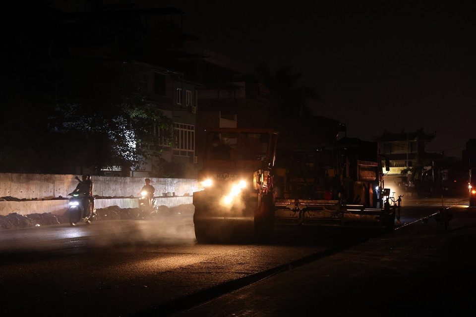 Xe chuyên dụng trải nhựa đường đoạn nút giao Xuân Diệu đến chợ hoa Quảng An. (Ảnh: Tuấn Anh/TTXVN)