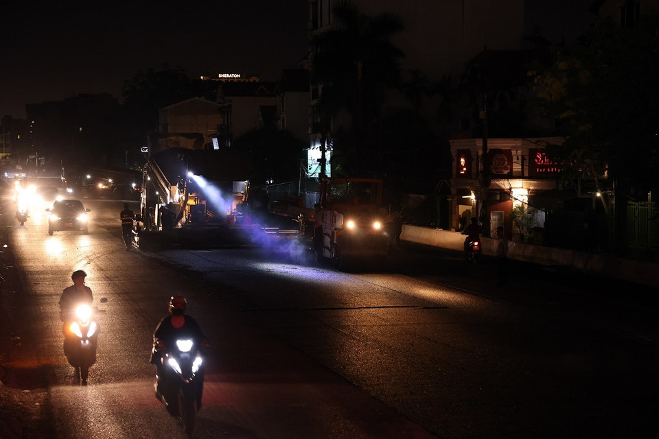 Nhà thầu tổ chức thi công 3 ca, 4 kíp để kịp đảm bảo tiến độ. (Ảnh: Tuấn Anh/TTXVN)