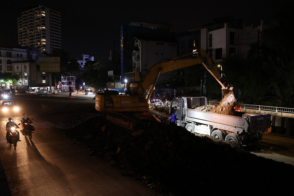 Thi công đêm trên tuyến để kịp thời đảm bảo tiến độ. (Ảnh: Tuấn Anh/TTXVN)