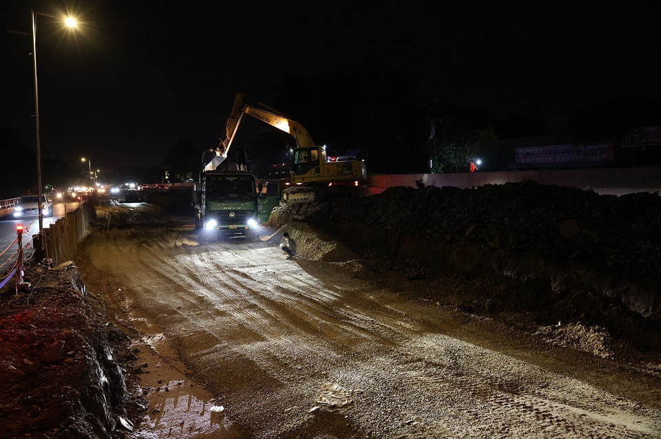 Thi công xuyên đêm để kịp đảm bảo tiến độ. (Ảnh: Tuấn Anh/TTXVN)