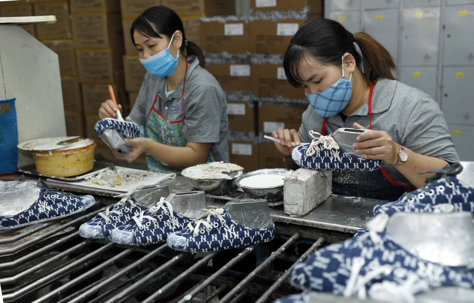 Sản xuất giày xuất khẩu tại Công ty trách nhiệm hữu hạn hóa dệt Hà Tây. (Nguồn: TTXVN)