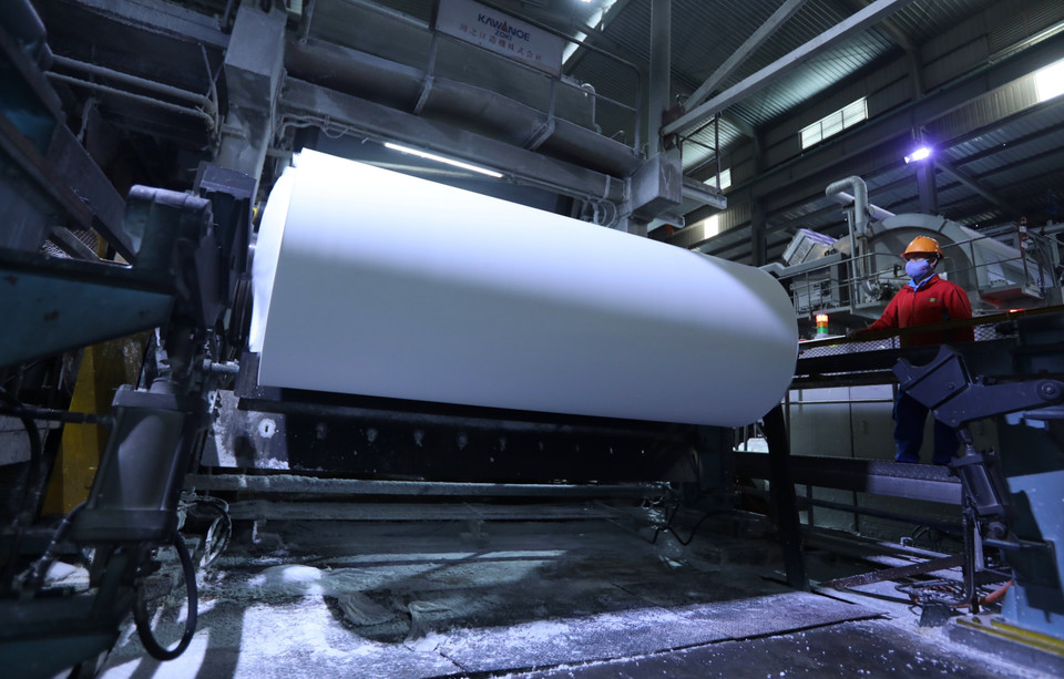 Dây chuyền sản xuất giấy tại Công ty Cổ phần Xuất nhập khẩu Bắc Giang. (Nguồn: TTXVN)