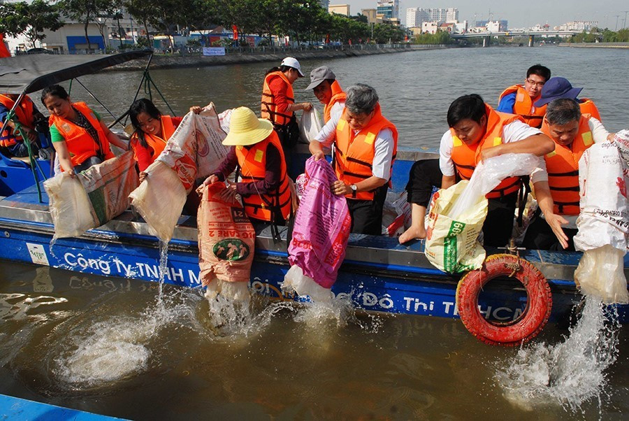 Sở Nông nghiệp và Phát triển nông thôn Thành phố Hồ Chí Minh tổ chức thả cá giống xuống kênh Tàu Hủ-Bến Nghé, nhằm tái tạo và bảo vệ nguồn thủy sản. (Ảnh: Mạnh Linh/TTXVN)