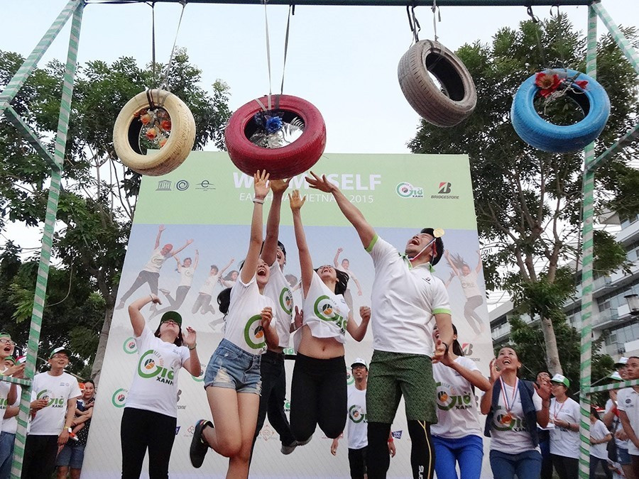 Thanh thiếu niên Thành phố Hồ Chí Minh tham gia thử thách với hoạt động Win Myself tại chương trình Earth Day Vietnam 2015. (Ảnh: Thế Anh/TTXVN)