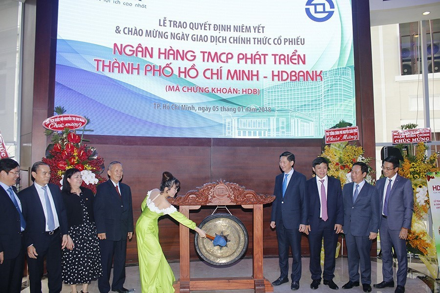 Phó Chủ tịch HDBank Nguyễn Thị Phương Thảo gõ chiêng ngày giao dịch đầu tiên cổ phiếu HDB của HDBank, ngày 5/1/2018, tại Sở Giao dịch chứng khoán Thành phố Hồ Chí Minh (HoSE). (Ảnh: Hoàng Hải/TTXVN)